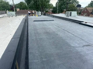 Flat roof membrane installation with drainage system and edge flashing